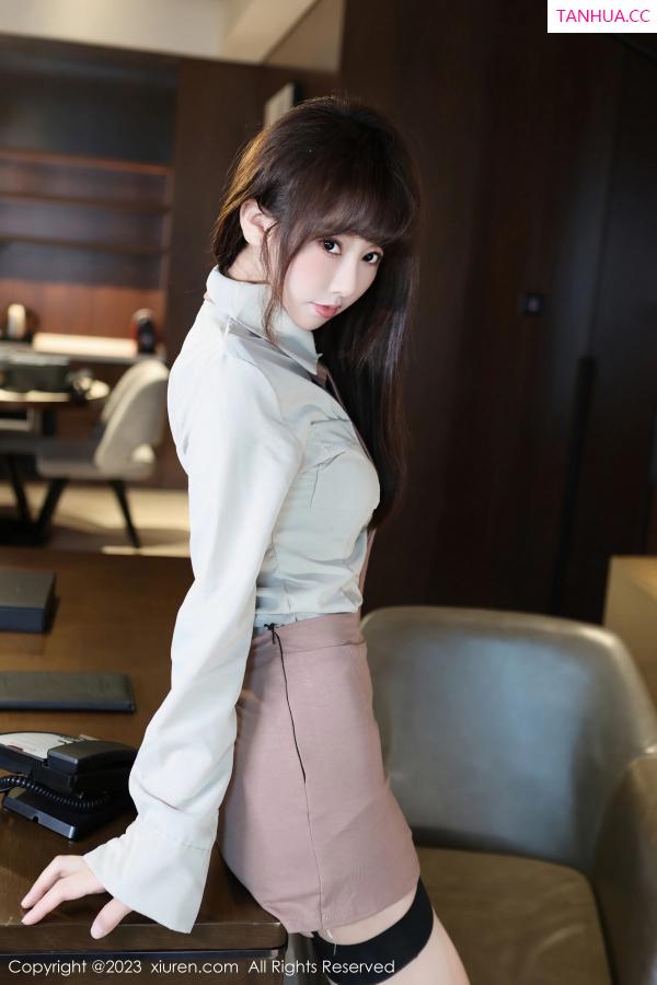   [XiuRen]高清写真图 2023.11.10 No.7643 白笑笑 短裙美腿第9张图片